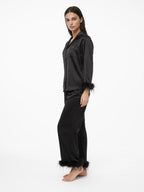 Conjunto de Pijama de Satén con Detalles de Plumas, color negro