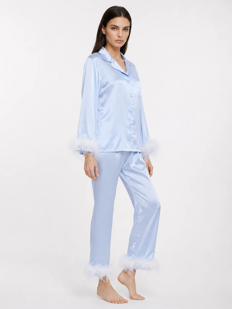 Conjunto de Pijama de Satén con Detalles de Plumas, color azul claro