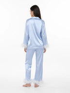 Conjunto de Pijama de Satén con Detalles de Plumas, color azul claro