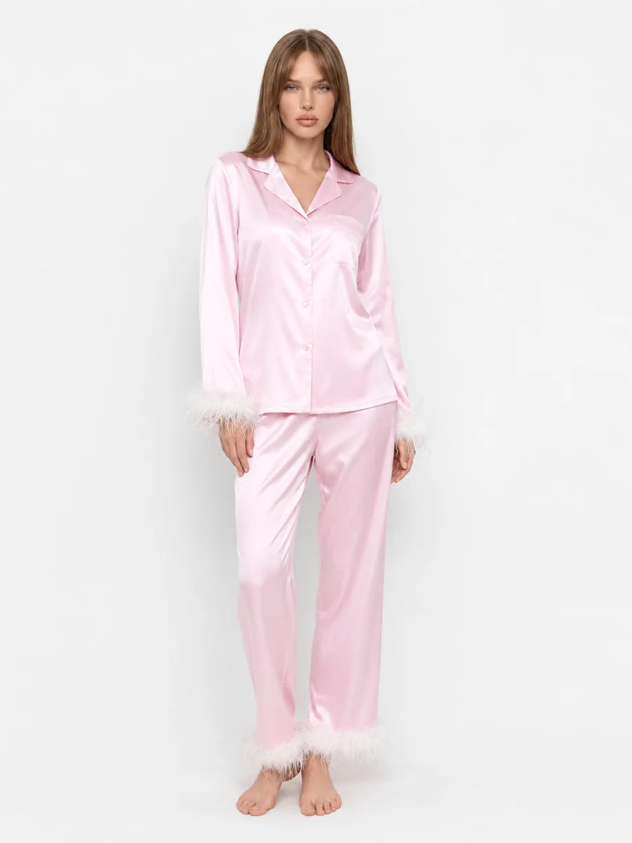 Conjunto de Pijama de Satén con Detalles de Plumas, color rosa suave