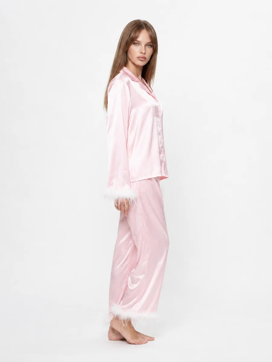 Conjunto de Pijama de Satén con Detalles de Plumas, color rosa suave
