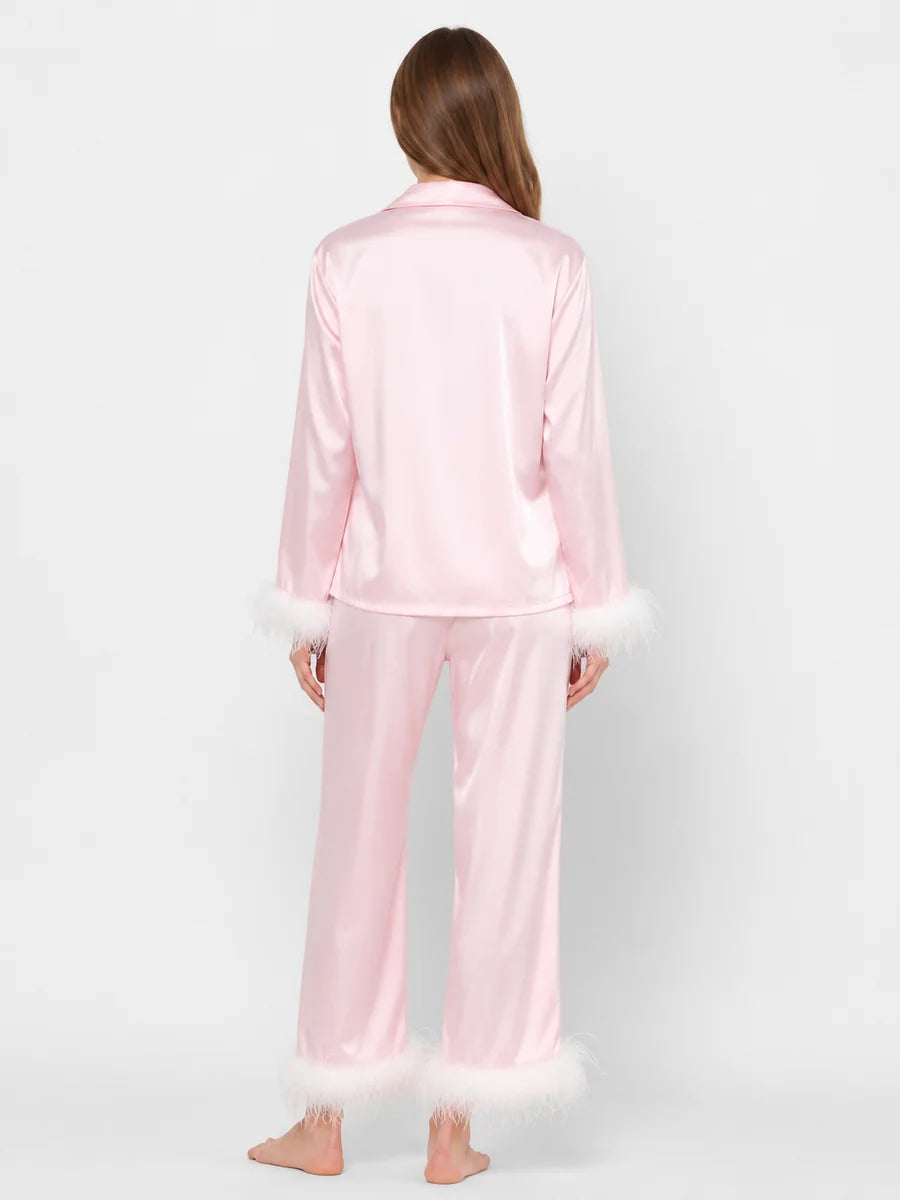 Conjunto de Pijama de Satén con Detalles de Plumas, color rosa suave