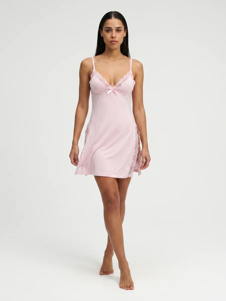Camisón Ligero con Escote de Encaje y Abertura Lateral, color rosa suave
