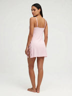 Camisón Ligero con Escote de Encaje y Abertura Lateral, color rosa suave