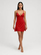 Camisón Ligero con Escote de Encaje y Abertura Lateral, color rojo apagado