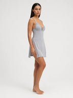 Camisón Ligero con Escote de Encaje y Abertura Lateral, color gris claro