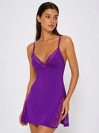 Camisón Ligero con Escote de Encaje y Abertura Lateral, color morado oscuro