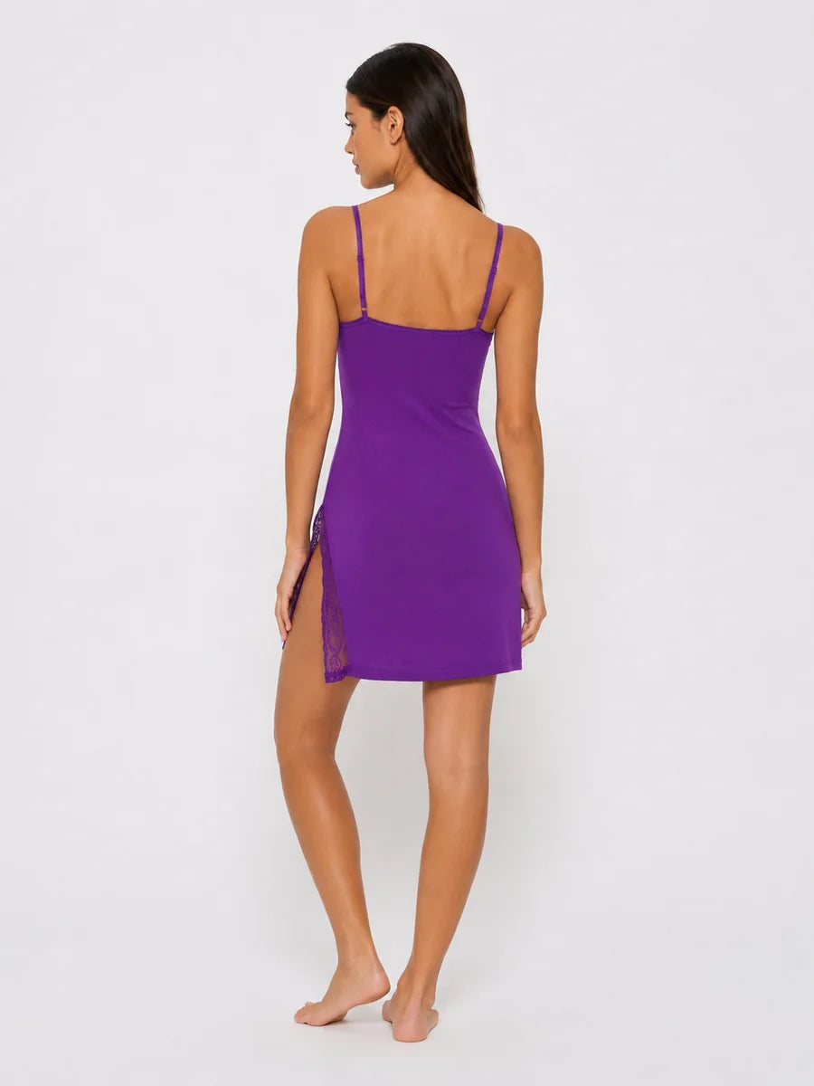 Camisón Ligero con Escote de Encaje y Abertura Lateral, color morado oscuro