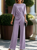 Conjunto de blusa drapeada y pantalón ancho en color lavanda, de cuerpo entero