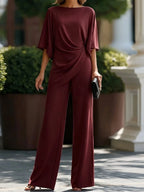 Conjunto de blusa drapeada y pantalón ancho en color burdeos, de cuerpo entero