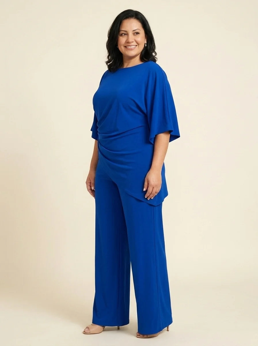 Mujer de talla grande con conjunto Rosalía en azul rey, vista de lado con el drapeado de la cintura