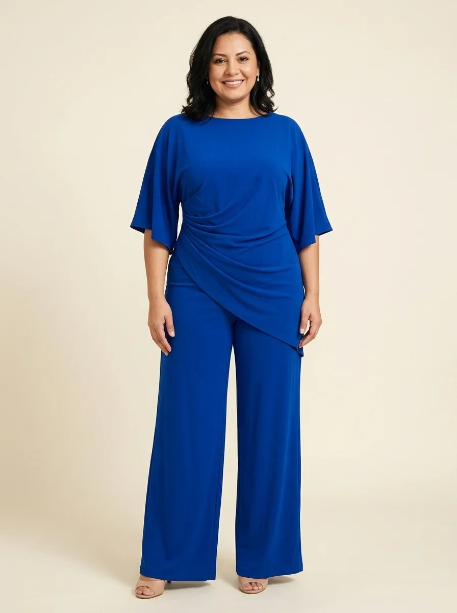 Mujer de talla grande con conjunto Rosalía de blusa drapeada y pantalón ancho en azul rey, de frente