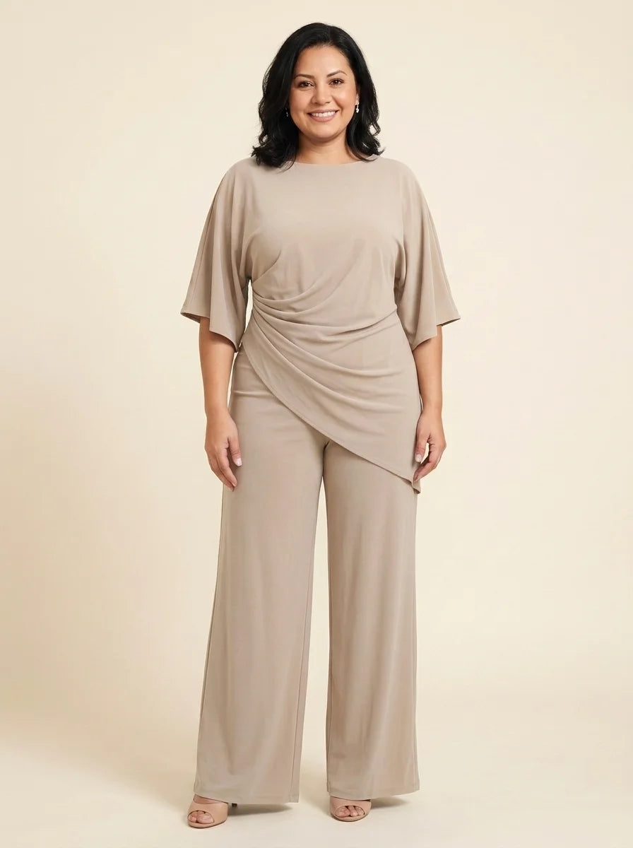 Mujer de talla grande con conjunto Rosalía de blusa drapeada y pantalón ancho en beige, de frente