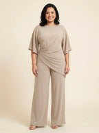 Mujer de talla grande con conjunto Rosalía de blusa drapeada y pantalón ancho en beige, de frente