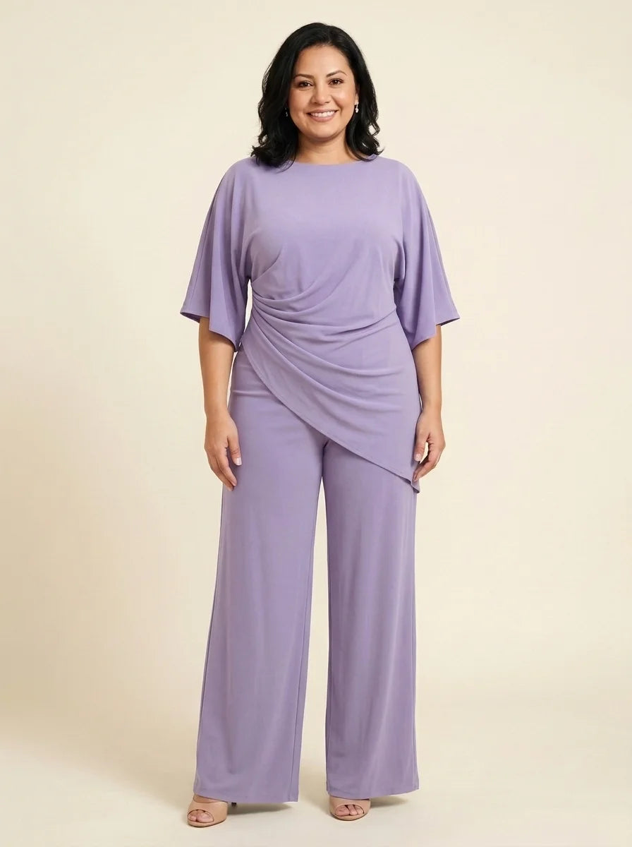Mujer de talla grande con conjunto Rosalía de blusa drapeada y pantalón ancho en lavanda, de frente