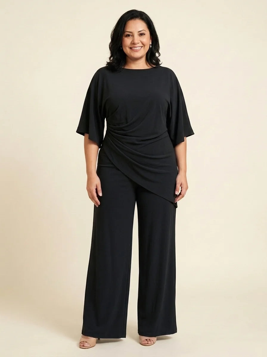 Mujer de talla grande con conjunto Rosalía de blusa drapeada y pantalón ancho en negro, de frente