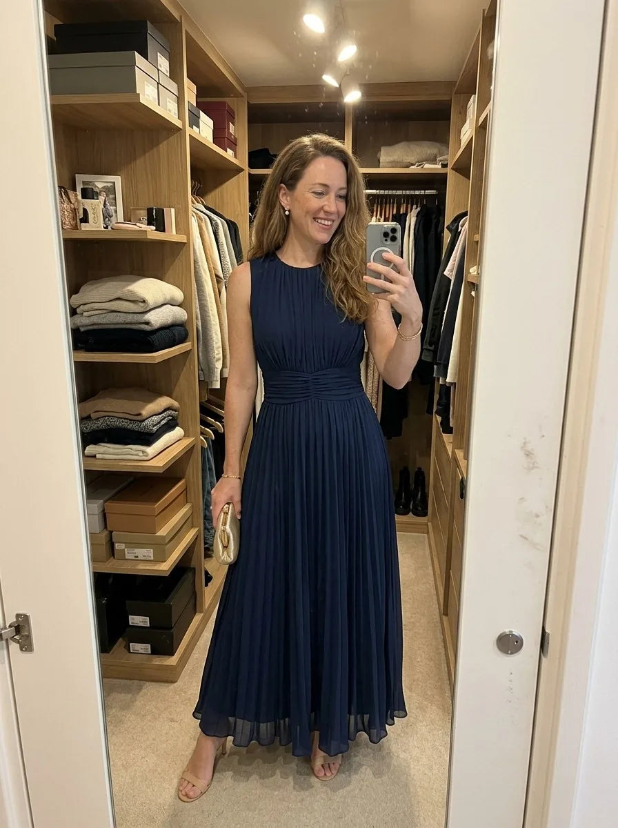 Clienta con vestido azul marino plisado