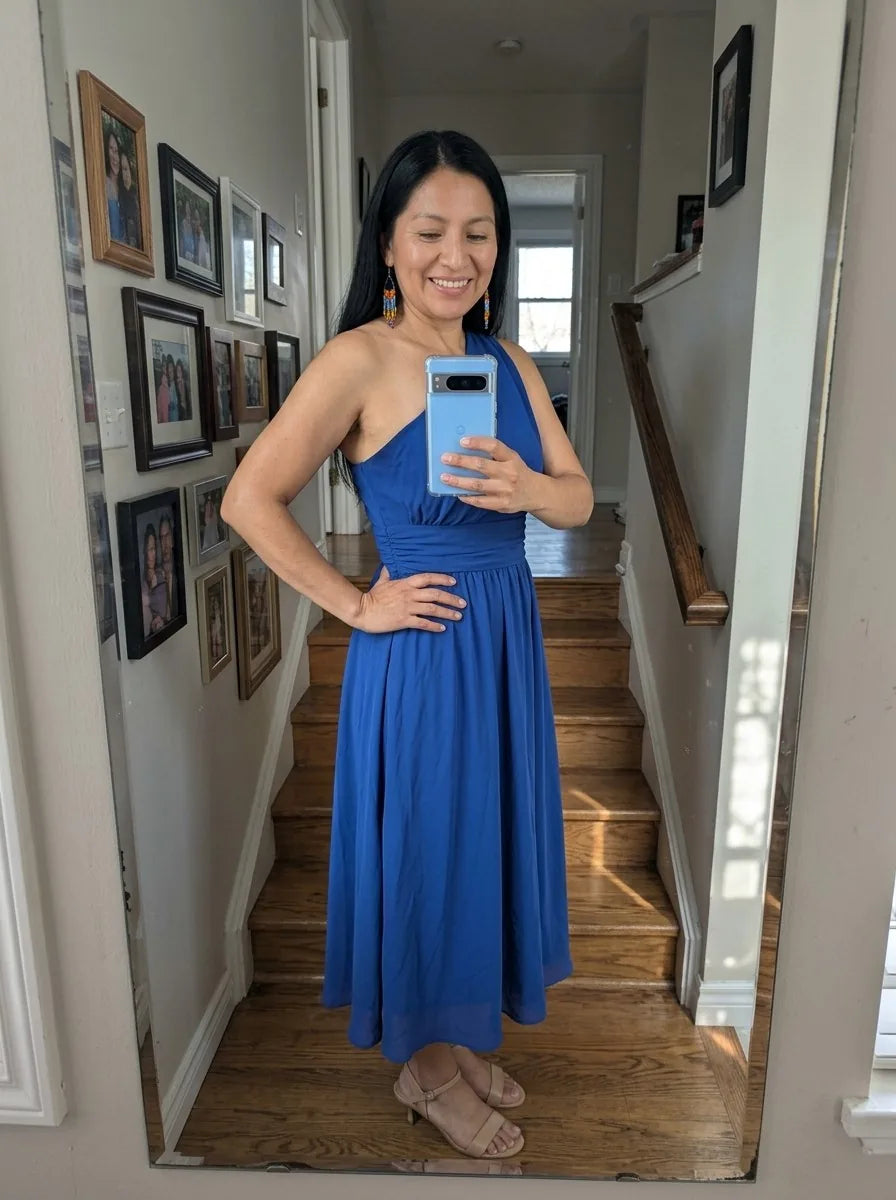 Clienta con vestido azul rey
